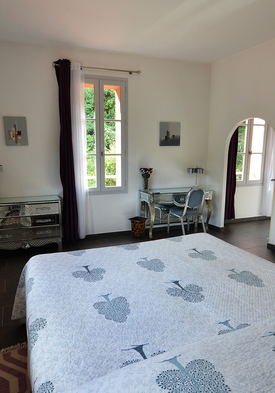 Location maison authentique avec piscine - Villa Chandra à Biot (06) Côte d'Azur - Location chambres et suites pour 11 personnes - Jardin, terrain de petanque traditionnel, terrain 3000 m - Entrée