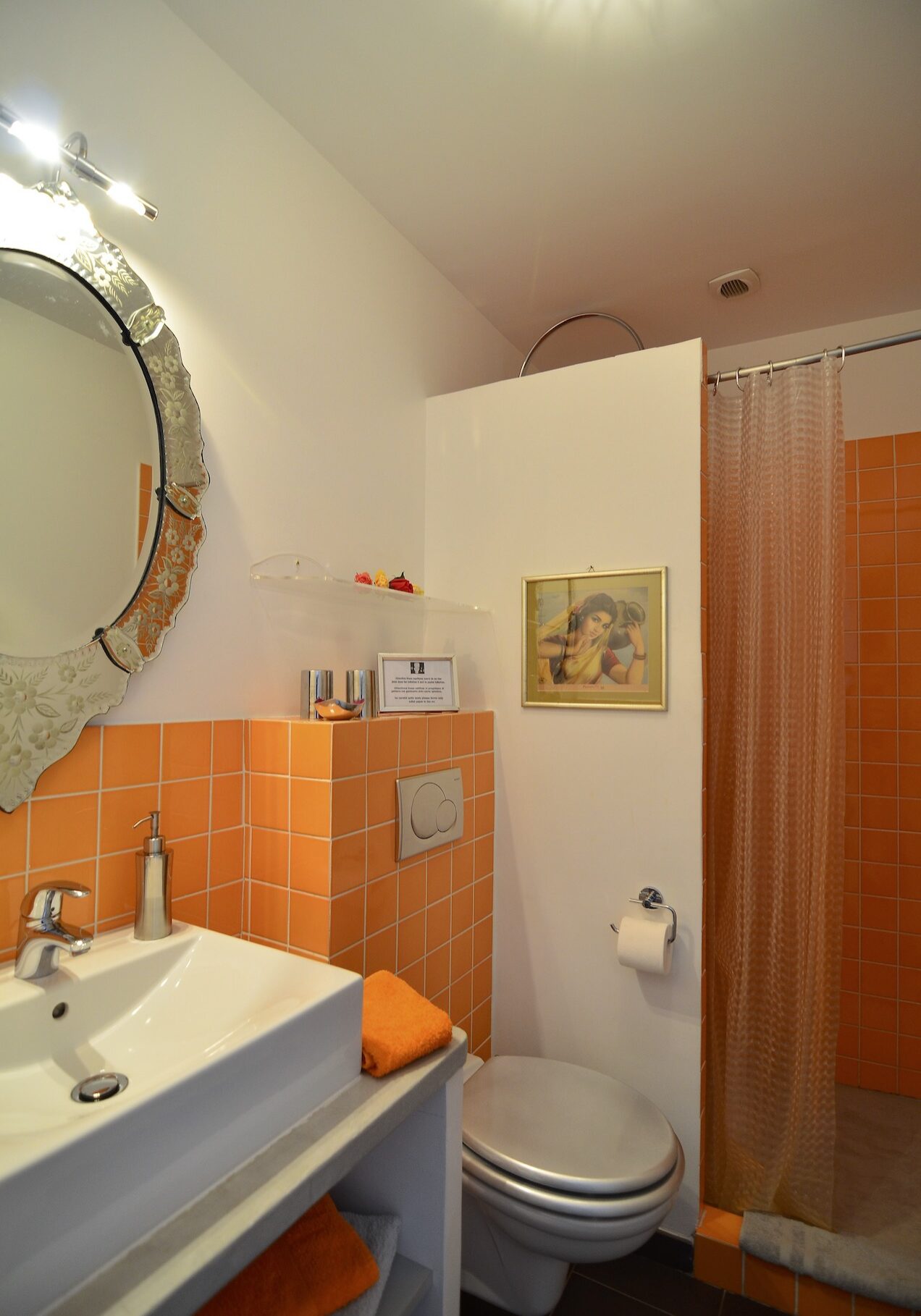 Location maison avec piscine - Villa Chandra à Biot (06) Côte d'Azur - Location chambre Morjim 3 personnes avec salle de bain privée - décoration pop, 60's